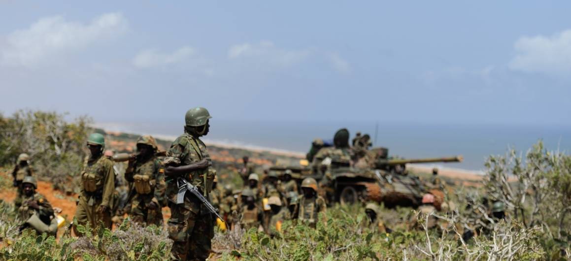 Den afrikanske unionens fredsbevarende styrke AMISOM støtter regjeringen i Somalia i kampen mot opprørsgrupper som al-Shabaab. Foto: UN Photo/Tobin Jones.